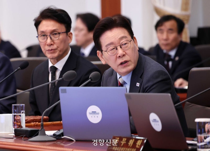 [속보] 이 대통령 “유류 최고가격 지정 필요…바가지 제재 방안 찾으라”