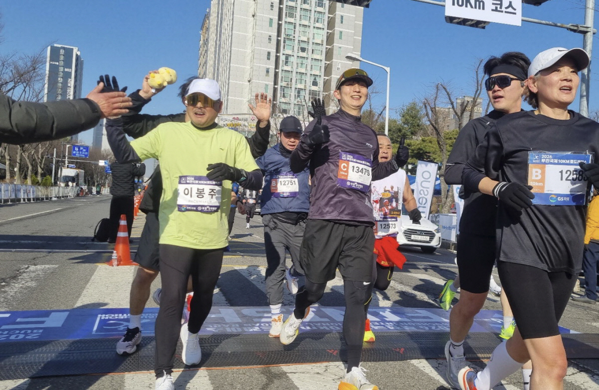 온몸 굳는 희귀질환 이기고…‘국민 마라토너’ 이봉주가 돌아왔다