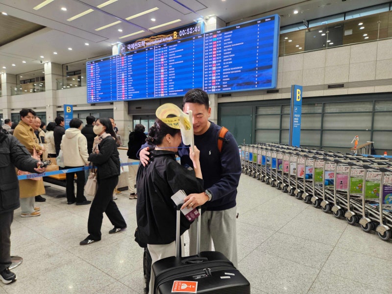 중동서 온 가족 부둥켜안고 눈물·웃음…‘상봉장’ 된 인천공항
