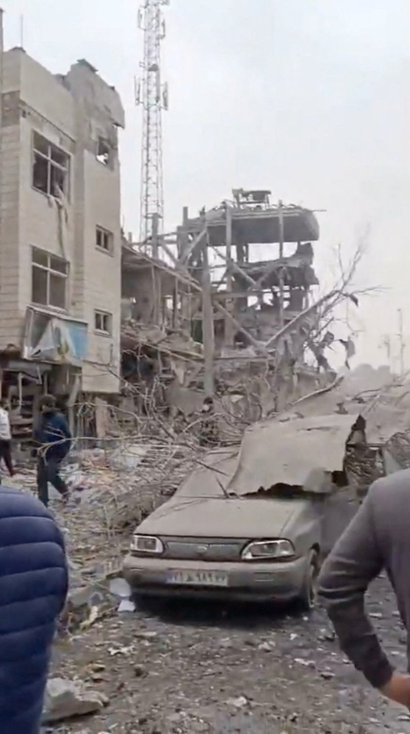 전쟁 포화·정권 통제 사이 고통···이란 국민들 “우리가 희생자”