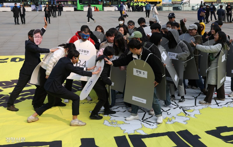 후쿠시마 원전 사고 15년…탈핵 퍼포먼스[포토뉴스]