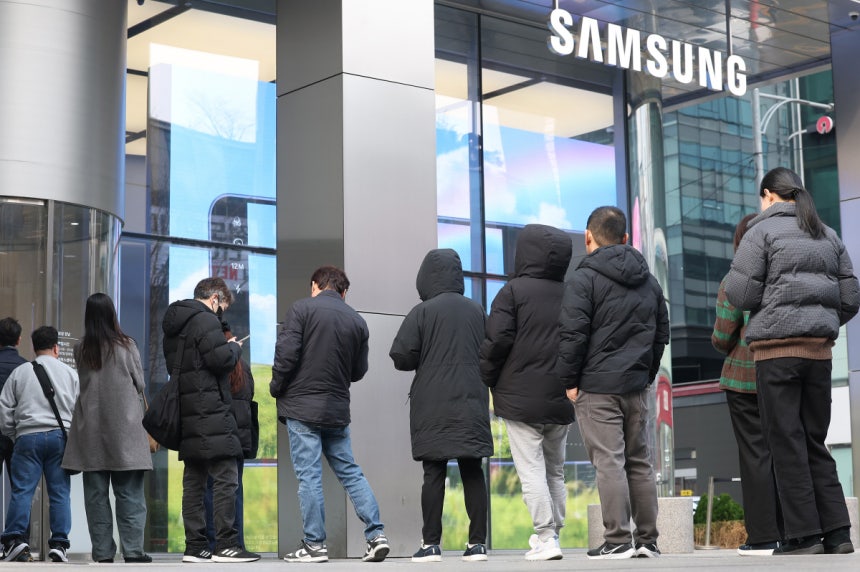 기다렸어, 갤럭시 삼성전자의 스마트폰 ‘갤럭시 S26 시리즈’가 공식 출시된 11일 서울 서초구 ‘삼성 강남’ 매장에 구매자들이 줄을 서 있다.  연합뉴스