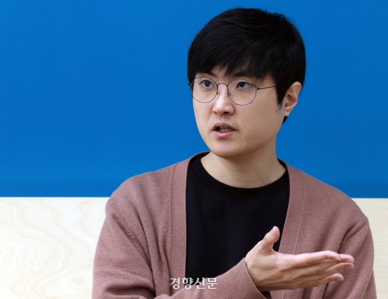 혼자 운영하는 OTT ‘지하실’…“디지털 시네마테크 되고파”[영화, 직접 틉니다]