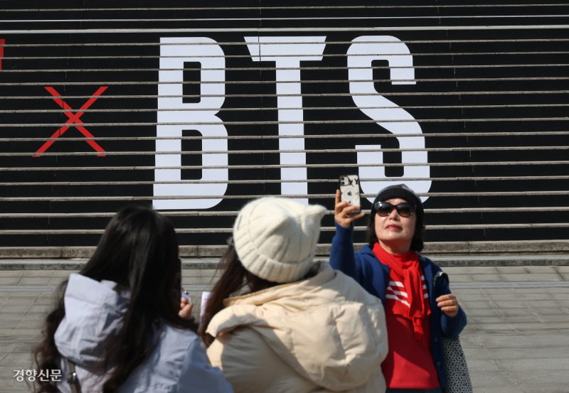 “민폐” “대목”…BTS 광화문 콘서트 와글