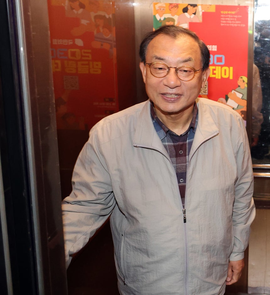 이정현 국민의힘 공천관리위원장이 15일 서울 영등포구 국민의힘 당사에서 열린 비공개 공관위 회의에 참석하기 위해 입장하며 웃음 짓고 있다. 이 위원장은 지난 13일 위원장직에서 물