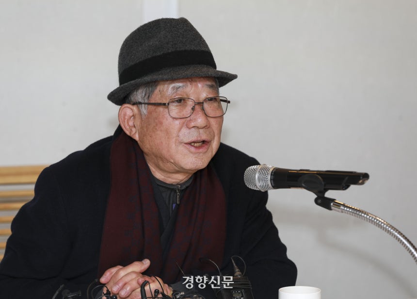 나태주 시인이 2019년 등단 50주년을 맞아 열린 기자간담회에 참여한 모습.경향신문 자료사진