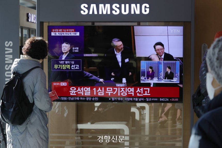 윤석열 전 대통령의 내란 우두머리 혐의 재판의 1심 선고가 열린 지난달 19일 서울역에서 시민들이 선고 생중계를 지켜보고 있다.정효진 기자