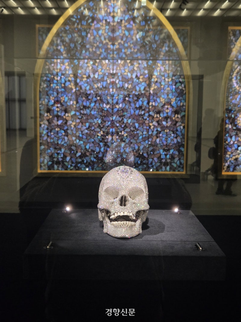 허스트가 전시한 죽음을 눈앞에…베일 벗은 아시아 첫 대규모 개인전