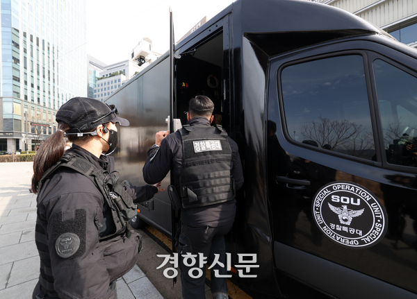 18일 오후 경찰특공대원들이 방탄소년단(BTS) 공연에 대비해 서울 종로구 광화문광장 인근에 세워진 안티드론차량에 탑승하고 있다.이준헌 기자