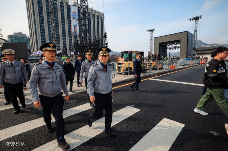 글로벌 아미 몰 려오는데…여전히 꽉 막힌 인천공항 입국장