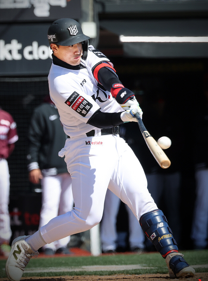 첫 출전, 첫 타석부터 KT 안현민 ‘괴력’