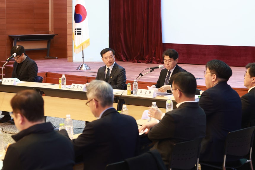 20일 서울 중구 포스트타워에서 열린 ‘2026년 북중미 월드컵 중계권 관련 공개 시민간담회’에서 토론이 진행되고 있다. 연합뉴스