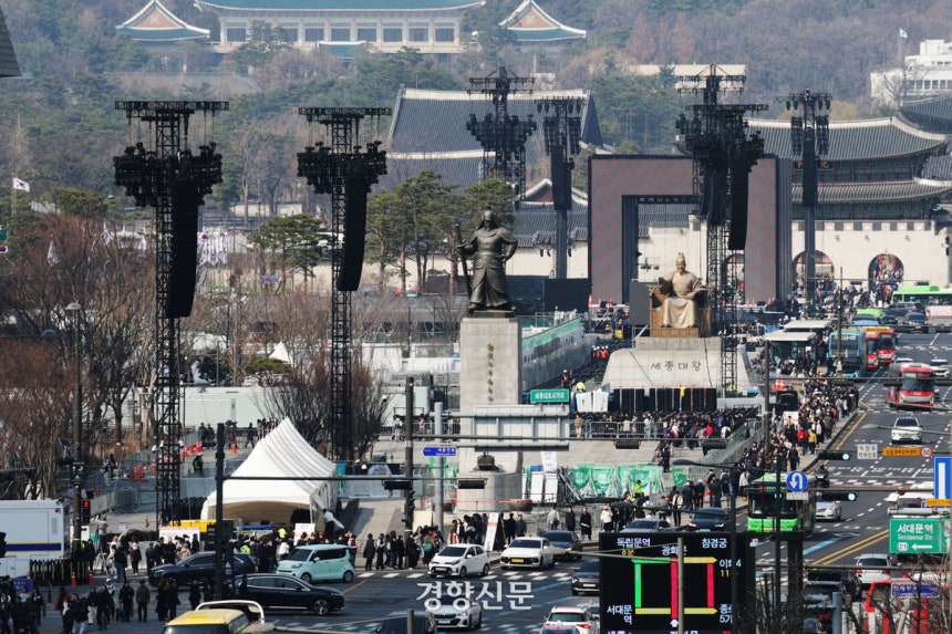 그룹 방탄소년단(BTS)의 광화문 공연을 앞둔 20일 서울 종로구 광화문광장에 무대가 설치돼 있다. 2026.3.20 한수빈 기자