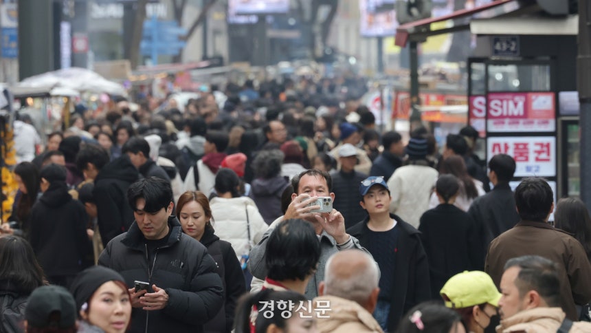 방탄소년단의 컴백 공연을 앞두고 서울 도심 인파가 몰릴 것으로 예상되는 가운데 지난 15일 서울 중구 명동거리가 붐비고 있다.정효진 기자