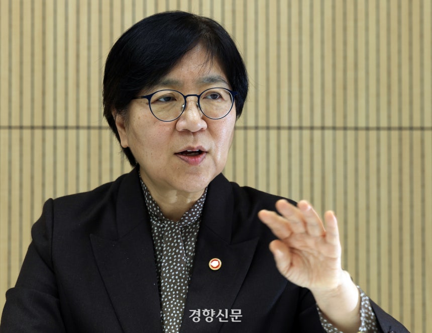 정은경 보건복지부 장관이 지난달 19일 서울 중구 서울스퀘어에서‘보건복지 현안’과 관련해 경향신문과 인터뷰를 하고 있다.서성일 선임기자