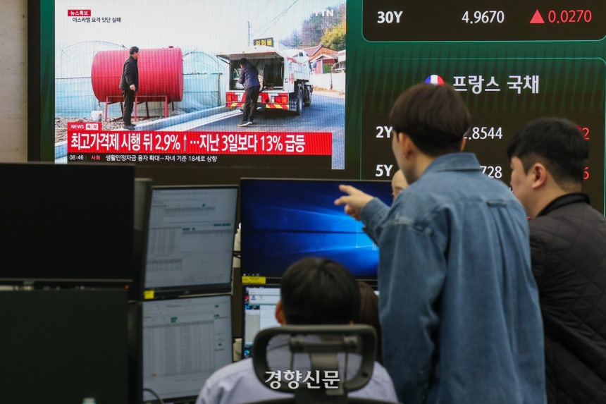 23일 증시 개장 전 서울 중구 하나은행 본점 딜링룸에서 직원들이 업무를 보고 있다.2026.3.23 이준헌 기자