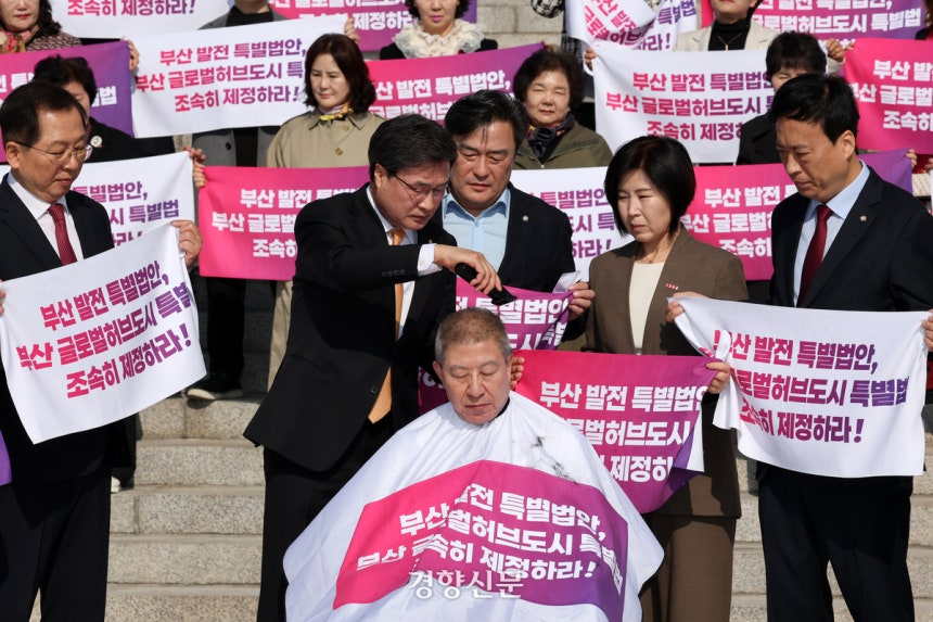 박형준 부산시장이 23일 국회 본청 앞 계단에서 부산 글로벌 허브도시 특별법 제정을 촉구하며 삭발하고 있다. 박민규 선임기자