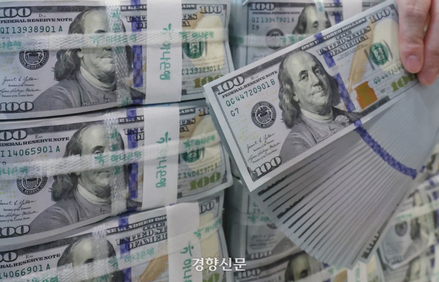 지난달 4일 서울 중구 하나은행 위변조대응센터에서 직원이 달러화를 정리하고 있다.성동훈 기자