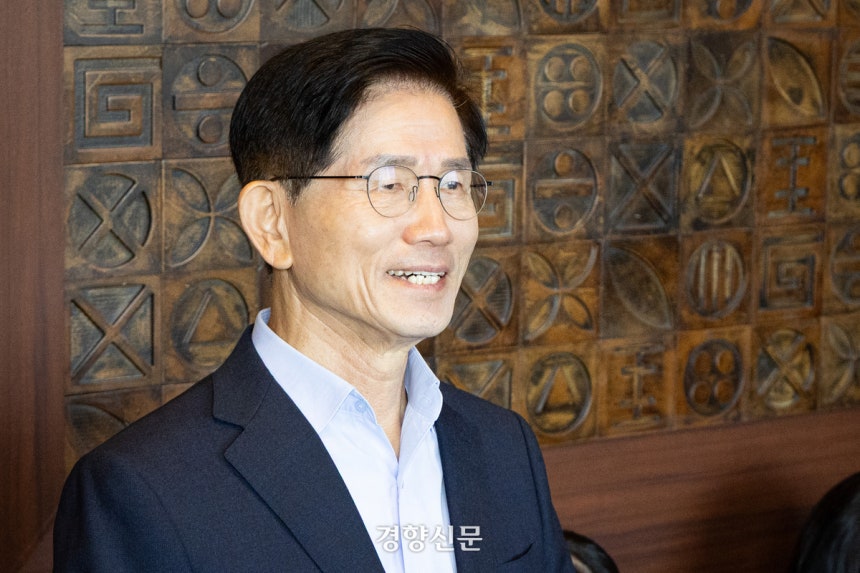 김문수 전 고용노동부 장관이 지난 9월23일 서울 여의도의 한 중식당에서 장동혁 국민의힘 대표와 오찬하기 전 인사하고 있다. 한수빈 기자