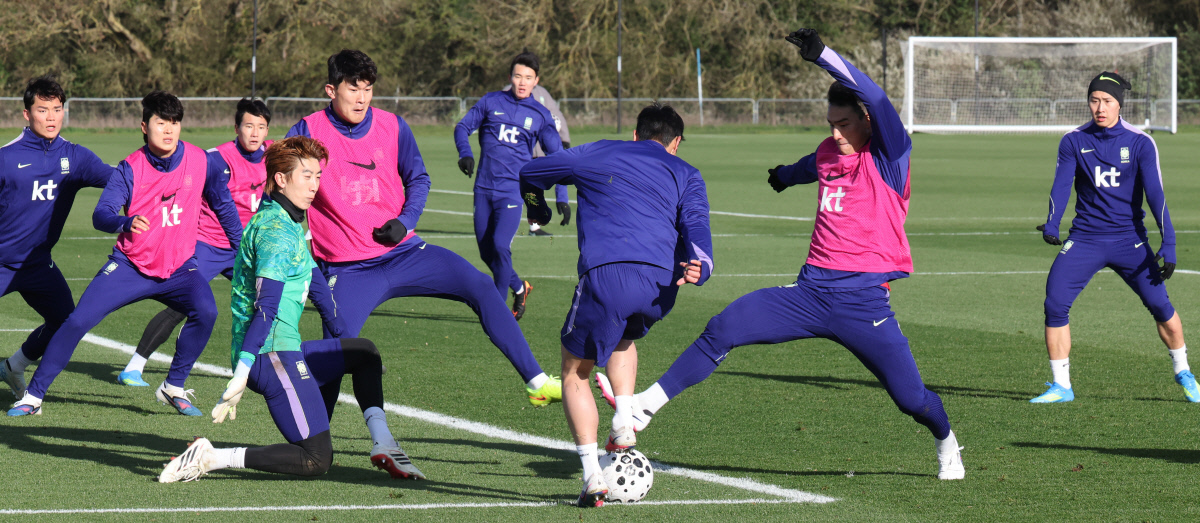 실점 막고 역습 길 열어 강팀 잡는 ‘스리백’ 시험대