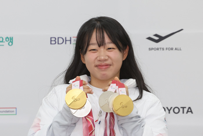 ‘단일 대회 메달 5개’ 김윤지 “어렵다고만 생각 말고 ‘벽’을 넘어요”