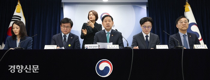 전쟁 길어지면 2% 성장률 위태…정부, 실물경기 ‘필사적 방어’