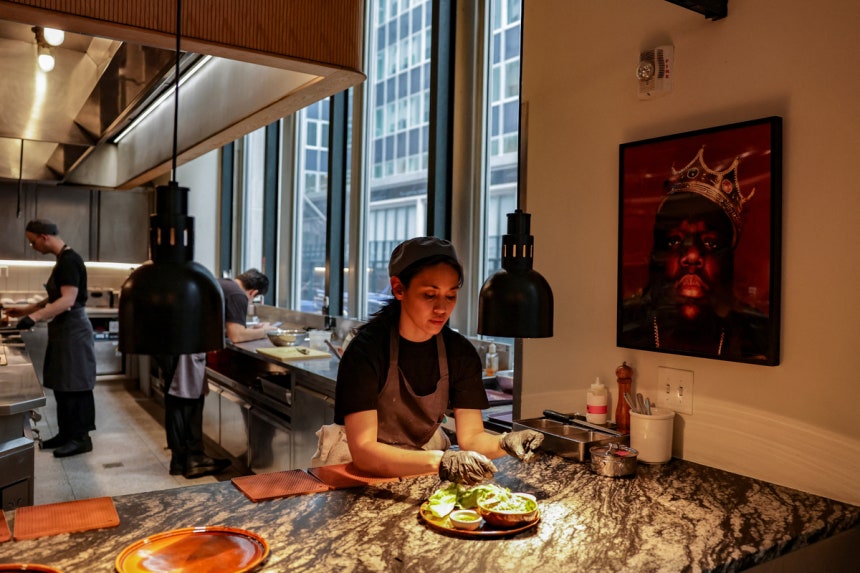 미국 뉴욕의 식당에서 직원이 음식을 준비하고 있다. 로이터연합뉴스