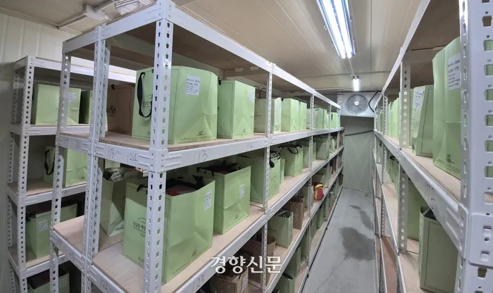 ‘으능이랑 성심이랑 상생센터’ 내 냉장보관소가 2024년 9월21일 방문객들이 맡겨 놓은 성심당 케이크로 가득 차 있다. 강정의 기자