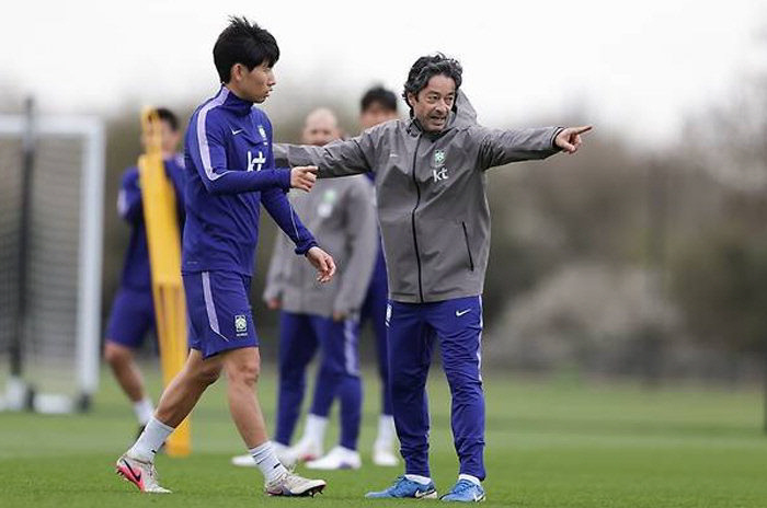 “포백 전술 쓰면 왼쪽 풀백에 문제 생겨”…‘한국 축구 공략법’ 누설한 아로수 코치