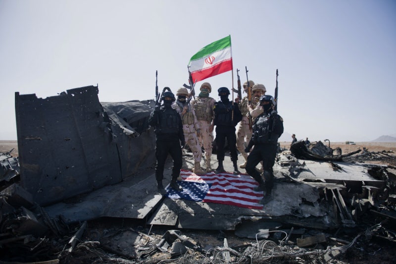 미군 항공기 잔해 위 성조기 밟고 선 이란군