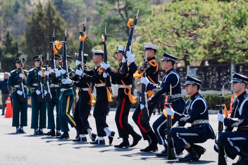 현충문 정례 군 의장행사 ‘제식 시범’[포토뉴스]