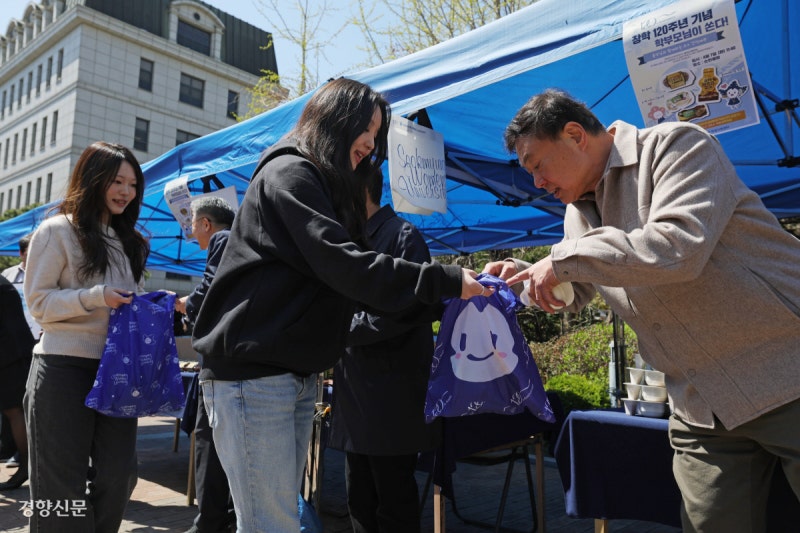 간식도 에코백에[포토뉴스]