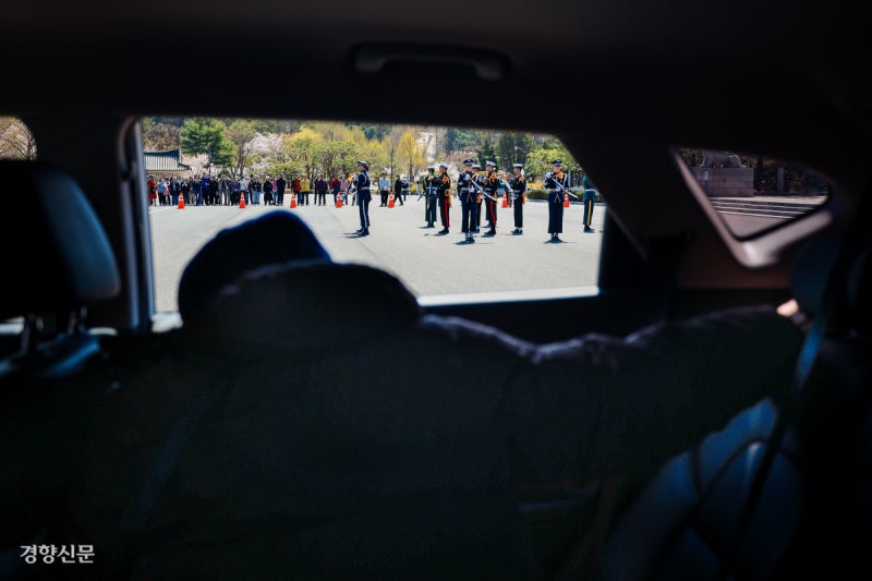 젊은 날 헌신 향한 ‘작은 예우’ 노병에 ‘따뜻한 선물’ 됐기를[금주의 B컷]