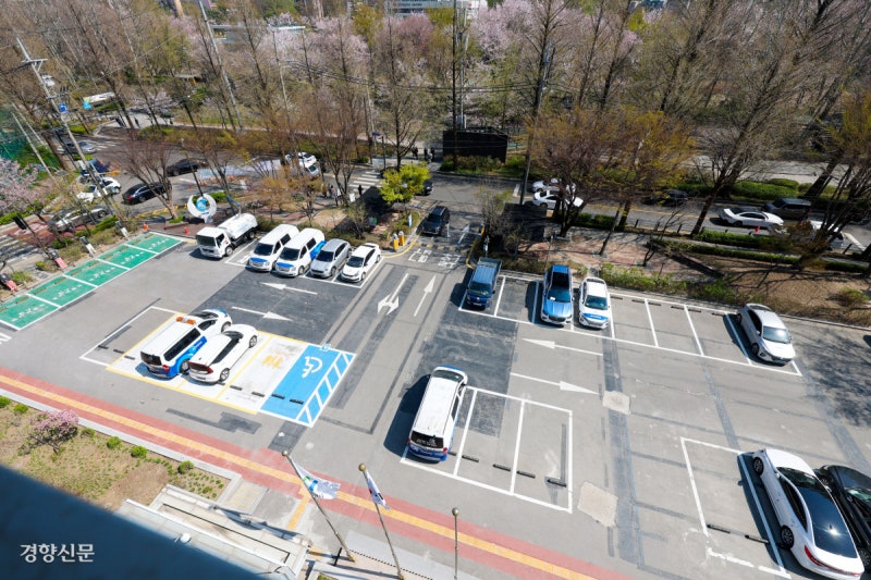 통근버스·지하철 이용객 ‘쑥’…혼잡했던 공공기관 주차장은 ‘텅’