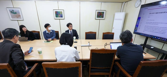 1면 ‘따옴표 제목’ 잦아 일방 주장 받아쓰기 우려…함의·맥락 더 담아야