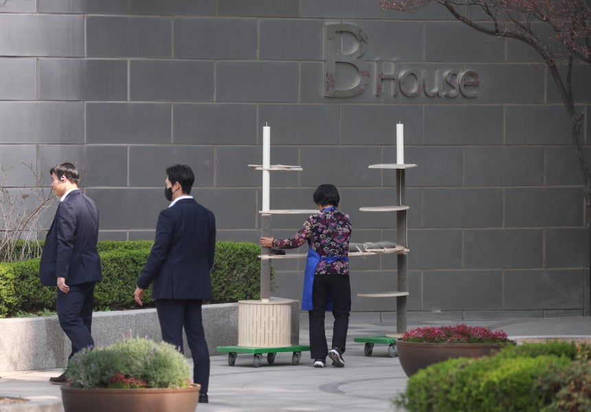 윤석열 전 대통령이 한남동 관저를 떠나 서초동 사저로 거처를 옮기는 것으로 알려진 지난해 4월11일 서울 서초구 사저 아크로비스타에서 관계자가 캣타워를 옮기고 있다. 연합뉴스