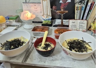 30대 엄마가 2개월된 아기에게 떡국을 먹었다고 SNS에 올린 사진. 연합뉴스 제공
