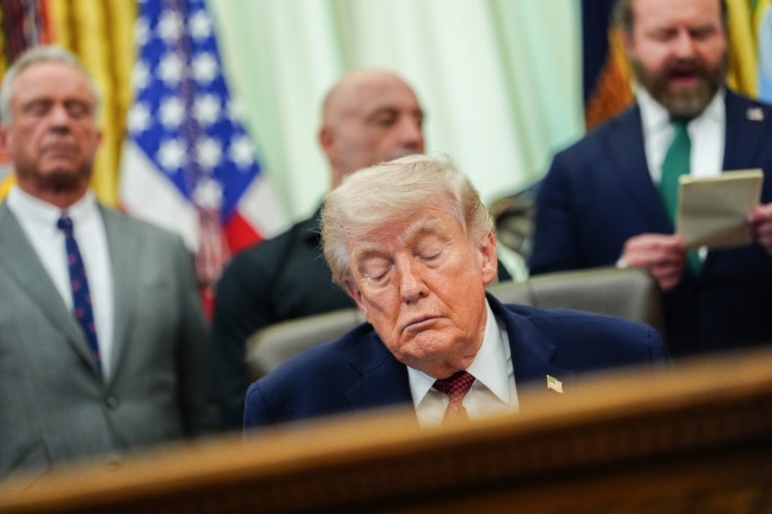 도널드 트럼프 미국 대통령이 18일 미국 워싱턴 백악관 집무실에서 이야기를 들으며 눈을 감고 있다. AP연합뉴스