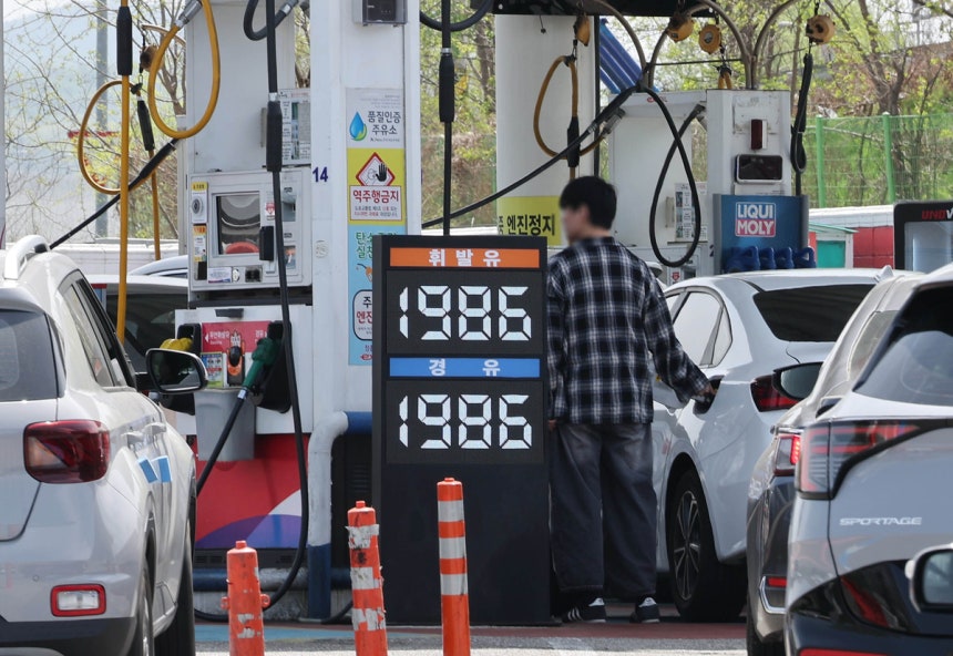 서울 서초구 만남의광장 주유소에 19일 휘발유 가격이 표시돼 있다. 연합뉴스