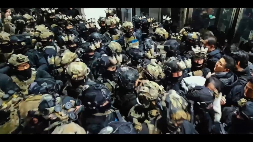 영화 <란 12.3>의 한 장면. 계엄군이 국회 안으로 진입하고 있다. 프로덕션 에므 제공