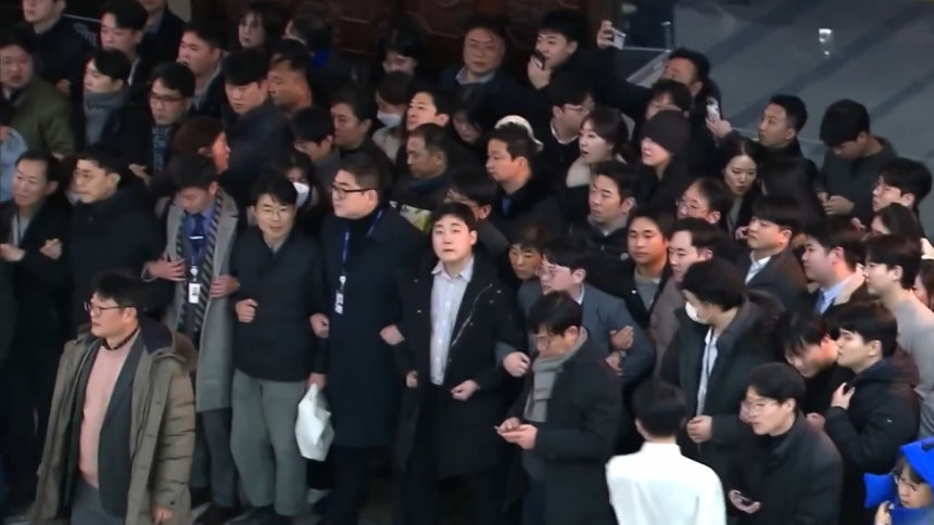 영화 <란 12.3>의 한 장면. 국회에 계엄군이 들어오는 것을 막기위해 비서관 등 국회 직원들이 스크럼을 짜고있다. 프로덕션 에므 제공