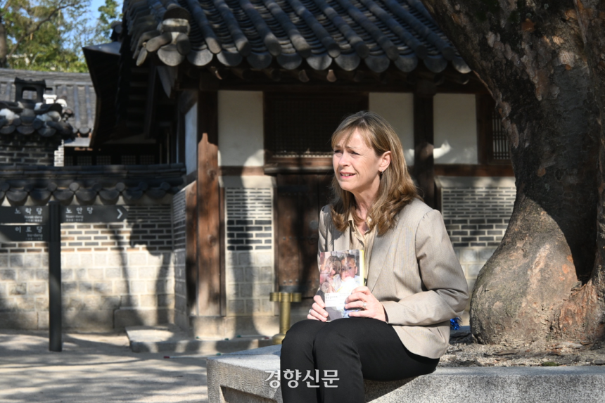 크리스틴 몰비크 보튼마르크(58) 크리스티아니아 대학교 부교수가 지난 8일 서울 종로구 운현궁에서 그의 책 <너의 한국 엄마에게>를 들고 경향신문과 인터뷰하고 있다. 강한들 기자