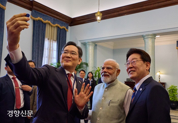 인도산 갤럭시로 ‘셀카’[포토뉴스]