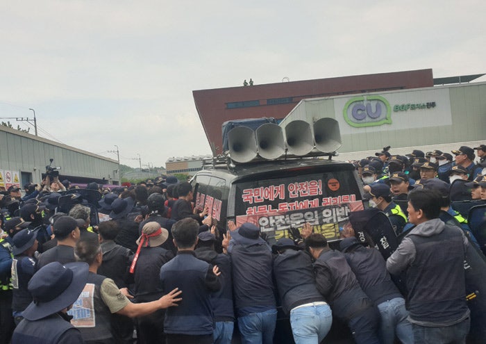 파업 중 대체 수송차, 노조원 치어 3명 사상