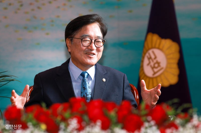 [논설위원의 단도직입]“낡은 헌법 빈틈 메울 개헌안 표결, 당론 아닌 자유투표로 소신에 맡겨야”