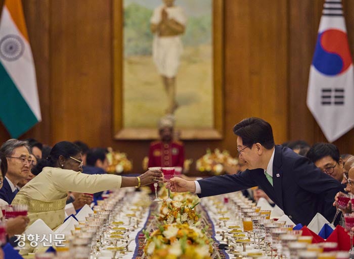 인도서 국빈만찬…무르무 대통령과 건배[포토뉴스]