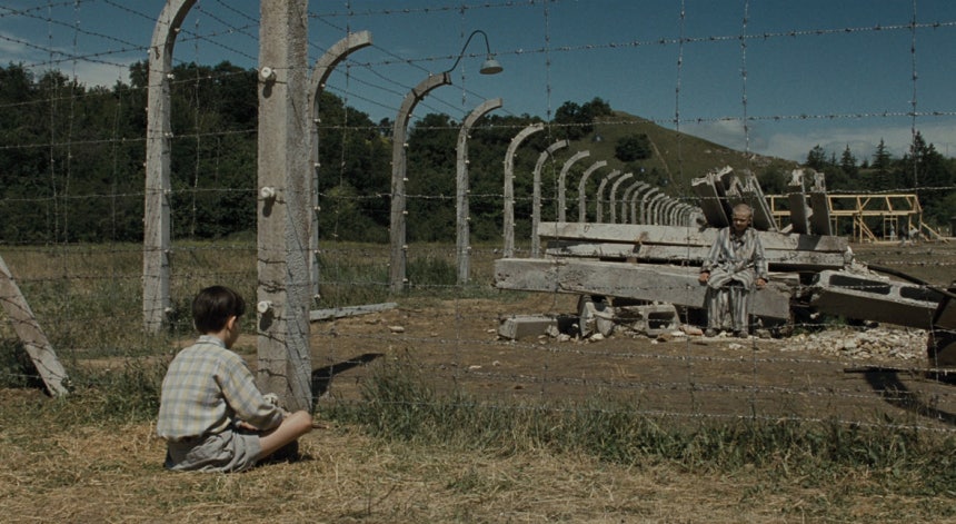 영화 <줄무늬 파자마를 입은 소년>의 두 소년이 철조망을 사이에 두고 서로를 바라보고 있다.팝엔터테인먼트 제공