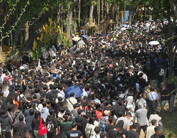 ‘잉어킹’ 받으려다…사람 잡을 뻔, 골목행사에 16만 인파 ‘안전 사각’