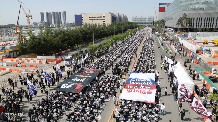 삼성전자 노동조합은 지난달 23일 경기 평택시 삼성전자 평택캠퍼스 앞에서 결의대회를 열고, 성과급 상한선 폐지 등을 요구했다. 문재원 기자