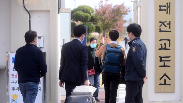 [단독]출퇴근도 있는데 ‘무조건 합숙’이라니···법원 “대체역 강제 복무조항, 위헌 소지”